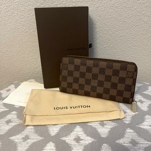 💢SOLD💢 Authentic Louis Vuitton Damier Ebene Zippy wallet